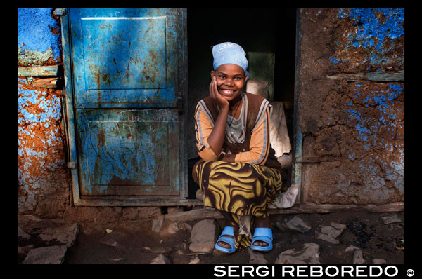 Retrato en el exterior de una de las casas más antiguas de la ciudad de Gondar. En la región de Amhara en Etiopía, la ciudad de Gondar es famosa por sus castillos medievales y las iglesias que fueron construidas por los emperadores entre los años de 1.635 y 1.855. Hasta el siglo XVI, los Emperadores de Etiopía vivían una vida nómada, trasladándose de un lugar a otro dentro del territorio que reinaban, junto a su familia, cortesanos y la guardia real, se instalaban en tiendas de campaña con el consiguiente problema que les ocasionaba las lluvias. Es así que para resguardarse de las inclemencias del tiempo, los antiguos emperadores de Etiopía deciden construir un refugio, dando lugar al nacimiento de una ciudadela medieval,  con espectaculares castillos amurallados que fueron durante décadas la capital del reino de Etiopía, los magníficos Castillos de Gondar.