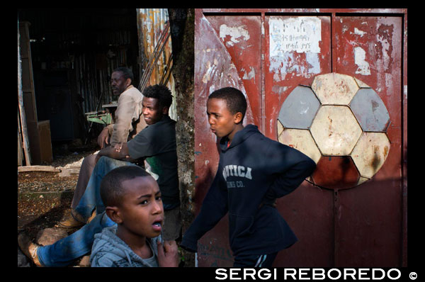 Children play soccer outside Gondar. Gondar became so cultural and economic importance, the capital of the kingdom of Ethiopia until the late nineteenth century, when the power of the emperors began to decay, and was burned on several occasions. . Their peculiar story originated when an emperor of Ethiopia, called Alam Sagaz, aka Fasilidas in 1632 built the first castle in a village next to Lake Tana and Simen Mountains, tired of the nomadic life, and to rest during the rainy season. In this haven of Emperor were adding buildings and royal castles later emperors, imperial citadel called creating a ghebi Fasil, within the city itself.