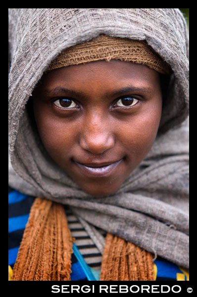 Retrat d'un nen al Parc Nacional de les muntanyes Simien. Les muntanyes d'Etiòpia són antigues i arrodonides. Poques cims en forma de bec apareixen en el paisatge, tot i l'altura. L'horitzó muntanyós és ondulat i de vegades de perfils plans, a diferència del que és habitual en el paisatge alpí.