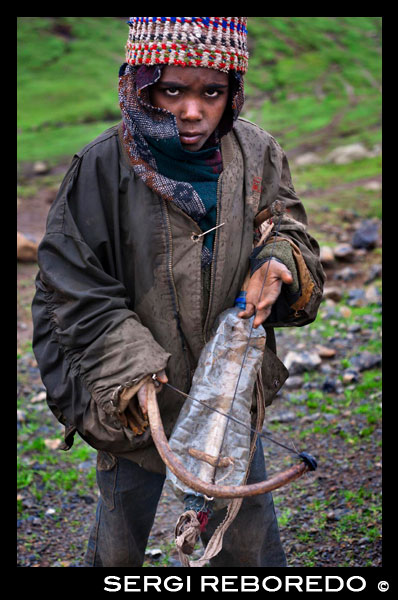 A child plays a musical instrument craftsman, similar to a violin, made by the same and that delights everyone who hears it on top of the Simien Mountains. Located about 100 kms north of Gondar, Simien Mountains are a major mountain ranges in Africa, with at least a dozen summits over 4,000 meters. Estre these Ras Dashen is the highest point in Ethiopia with 4553 meters high, the fourth highest peak in Africa. The western slopes of the Andes, except Ras Dashen, was declared Simien Mountains National Park in 1969 while the whole area was listed as World Heritage by UNESCO in 1979.