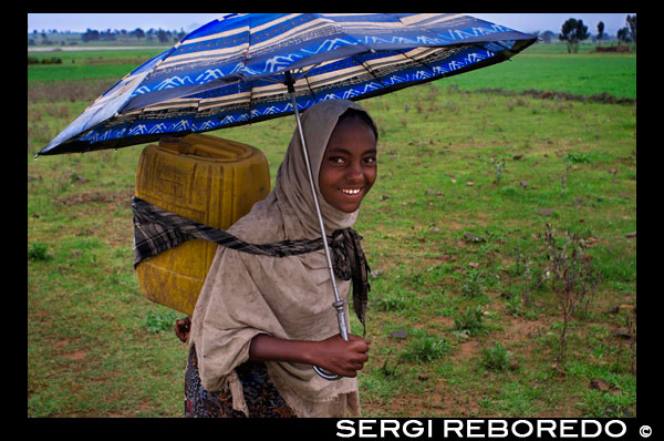 Una chica transporta el agua que ha ido a recoger a un pozo cercano en las montañas de Gheralta. Gheralta es una región de una belleza extrema, de montañas rojas espectaculares y con un paisaje sobrecogedor. Desde Abraha Atsbeha se puede visitar la iglesia de Yohannes Maequddi, con frescos preciosos en muy buen estado de conservación. Pero hay que subir cuarenta minutos para llegar a ella. Posteriormente, leo a propósito de esta iglesia, lo que contó David Buxton: This church of St. John, is the most interesting I have seen and is memorable, too, for its means of access which is narrow clef between bulging walls of bare, glaring sandstone (Esta iglesia de San Juan es la más interesante que he visto y además es digna de recordar por su vía de acceso, que es una estrecha grieta entre paredes abultadas de desnuda y deslumbrante arenisca). Desde Abraha Atsbeha, también se puede visitar la iglesia de Debre Sión. Las pinturas están en muy mal estado y hay que subir por un camino empinado cincuenta minutos. 