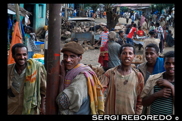 Ambiente en la plaza de de Adi Arkai, un minúsculo pueblo entre las montañas de Simien y Axum. El tramo entre Debark y Adi Arkay desciende casi 2.000 metros por entre las montañas. La pista a menudo va colgada sobre abismos sin fondo, con curvas de 180º sin protecciones laterales, y a veces bajo cascadas de agua (algunas de decenas de metros de altura) que caen por las paredes de roca directamente sobre la pista. Es realmente impresionante. En el pequeño pueblo de Adi Arkay,  se puede aprovechar para mirar hacia el horizonte y contemplar un paisaje espectacular formado por las cumbres puntiagudas de las Simien (recuerda enormemente el Canyon Valley de Arizona).