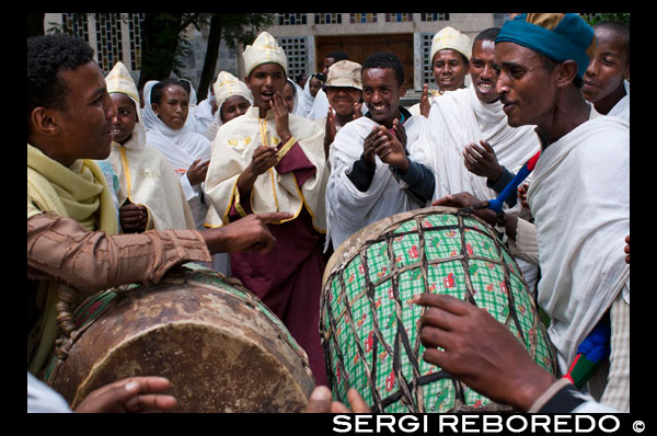 Los tambores tocan en la iglesia moderna de St Mary  of Zion en el momento en el que unos novios están apunto de casase. Los bailes y los vesturarios de los invitados deslumbran a cualquier visitante, sobretodo a los extranjeros.  El santuario más sagrado en Etiopía es la Iglesia de Santa María de Sión en la ciudad de Axum, allí dicen los Etíopes que se encuentra la verdadera Arca de la Alianza del pueblo de Israel, y que se menciona en el Antiguo Testamento. La Iglesia Ortodoxa Etíope sostiene que son los depositarios del Arca en Santa María de Sion, pero hay varias otras hipótesis alternativas sobre el paradero misterioso del Arca.