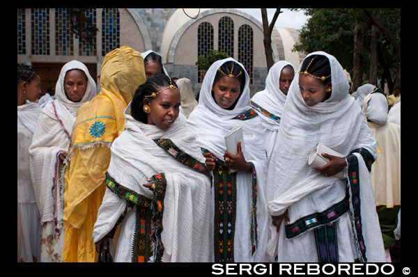 Els convidats d'un casament, perfectament vestits per a l'ocasió, a l'església moderna de St Mary of Zion d'Axum. A l'església de Santa Maria de Sion de Axum, es troba un artefacte que, si es confirma la seva autenticitat, afegiria moltíssima molla a les llegendes etíops. Per desgràcia, només una persona viva ha vist aquest artefacte. L'Arca de l'Aliança està, segons els cristians etíops, tancada amb clau en aquesta església i només el guardià oficial pot entrar [els no-sacerdots-ortodoxos-etíops ni tan sols ens podem acostar a cinc metres de la reixa que envolta el temple] . No hi ha dubte de la importància que la llegenda de l'Arca juga en la Cristiandat etíop i poques persones s'atrevirien a qüestionar-la. Però, superficialment almenys, la seva presència en Axum sembla més aviat poc probable. Per a aquells poc familiaritzats amb l'Antic Testament, l'Arca de l'Aliança va ser construïda pels nens d'Israel per guardar les Taules de la Llei que Déu li va donar a Moisès a la muntanya Sinaí. Segons la Bíblia, Déu li va donar a Moisès instruccions precises del seu disseny i ornamentació. Estava dotada de poders mortals, especialment útils durant les batalles. Després que els jueus s'assentessin a Jerusalem, l'Arca va ser emplaçada en un temple construït per [el rei] Salomó al segle X abans de Crist, on va romandre fins que el temple va ser destruït pels babilonis en el 587 aC En el temps que va estar a Jerusalem, l'Arca va ser l'objecte més preuat de la fe jueva, la personificació virtual de déu, i en molts passatges bíblics es refereixen a ella simplement com el Senyor. Després de la destrucció del temple de Salomó, va desaparèixer. Malgrat els molts intents per recuperar durant els segles subsegüents, mai va ser trobada.