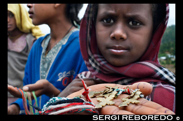 Some children sell souvenirs on the doors of the church of St Mary of Zion in Axum. The holiest shrine in Ethiopia is the Church of St. Mary of Zion in Axum town, there Ethiopians say that is the true Ark of the Covenant of the people of Israel, and is mentioned in the Old Testament ...'S ARK the Alliance in the Old Testament Yahweh himself gave instructions to Moses to build the ark. These instructions were followed to the letter by Bezaleel and other "working men who had expertise Yahweh" who not only built the Holy Ark, but also worked on the development of the Tabernacle, the menorah, the costumes of the priests, the sacred table, the objects for which it was intended, etc.. When it was finished, and the tablets of the law within them, according to Exodus (40, 20), and Aaron's rod part of the outfit that she was saved, according to numbers (17, 10), the Ark began to occupy a prominent place in the Holy of Holies of the Tabernacle, the portable temple of the Israelites during their exodus in search of the Promised Land, thus becoming a real talisman representing God's covenant with his people, when no one's material embodiment of the LORD. The Ark of the Covenant, was considered a representation of God's Throne of Heaven on Earth. According to tradition, after the death of Salvador the skies darkened and the earth trembled, crumbling the foundation of the cross and opening a crack to the Ark chamber. When the Roman centurion Longinus thrust the spear into Jesus' side, the last drops of blood were falling on the Mercy.