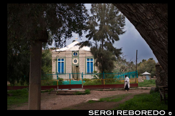 El Arca de la Alianza en en la iglesia de St Mary  of Zion en Axum. La Iglesia de Santa María de Sion se encuentra en Aksum, (Etiopía). Pertenece al Patriarcado Copto de Etiopía uno de los patriarcados de la Iglesia Copta. Según la tradición, en esta Basílica se custodia el Arca de la Alianza, que supuestamente fue depositada allí por Menelik I, hijo de Salomón, aunque no se puede asegurar totalmente ya que hay toda una discusión sobre su ubicación exacta, pero la teoría de que se encuentre en la Iglesia de Santa María de Sion es la más sólida. El Arca de la Alianza era un objeto sagrado que guardaba las tablas de piedra con los Diez Mandamientos, la vara de Aaron que reverdeció y el Maná que cayó del cielo. La importancia de tal objeto procede de su símbolo como alianza entre Dios y el pueblo judío. Las mujeres no pueden pasar al interior ya que la antigua iglesia fue destruida por una reina pagana. Actualmente el Arca es el punto central del culto y la adoración cristiana en Etiopía; no en vano, los 20.000 templos etíopes contiene una réplica del Arca de la Alianza. No es posible entrar al templo y únicamente un monje debidamente preparado es el único que tiene el privilegio de acceder al edificio.