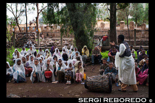 Varios niños y niñas separados hacen catequesis en el interior del recinto de la iglesia de St Mary  of Zion en Axum. el Arca de la Alianza es una reliquia venerada fervorosamente por los etíopes razón por la cual las iglesias guardan en su recinto más sagrado una réplica del Arca de la Alianza que contiene el Tabot. El Tabot que se guarda en las iglesias etíopes es una réplica (en madera o piedra) de las Tablas de la Ley cuyo original se conservaría en Santa María de Sion , en Axum. Nos encontramos en Axum, ante la fachada de la Iglesia de Nuestra Señora de Sion, lugar en el cual y según asegura la tradición se encuentra actualmente el Arca de la Alianza. En el interior del templo una única persona, un sacerdote, un elegido, un descendiente directo de los levitas, guarda celosamente el tesoro y no permite que nadie lo toque o lo vea. Mis esfuerzos por acceder al recinto sagrado y contemplar esta maravilla son infructuosos, además según me cuentan , aunque accediese al tabernáculo en el que reposa el arca y levantase los paños con los cuales se protege al Arca de miradas furtivas, mi falta de fe me impediría ver el preciado tesoro. Pero ¿Cuál es el origen de esta férrea e inquebrantable convicción que lleva a los cristianos ortodoxos etíopes a aseverar de manera tan tajante el hecho de que el Arca de la Alianza descanse en Axum? Recordemos que la Leyenda y la historia caminan de la mano en este país, no se entiende la una sin la otra y llegan a fundirse para crear una verdad incuestionable…. La epopeya del pueblo etíope se encuentra recogida en el Kebre Negest (Gloria de los Reyes), un libro escrito en Gue’ez (antigua lengua etíope) a finales del siglo XIII por un sacerdote de Axum. Según se afirma en esta magna obra, los orígenes de la historia etíope, íntimamente ligados con el mundo bíblico, se remontarían a la corta pero fructífera relación que mantuvieron la reina etíope Makeda o Belkis (nombres históricos con los que se conocería a la mítica reina de Saba) y el sabio rey Salomón. La Reina de Saba, viajaría a Jerusalén cargada de valiosos tesoros (joyas, piedras preciosas, especies…) en busca de los sabios consejos del afamado monarca Salomón, este aseguró a su honorable huésped que únicamente le exigiría una compensación en caso de que tomase algún bien del pueblo de Israel.