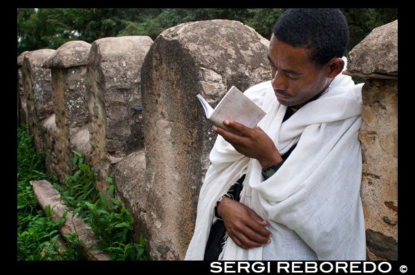 Un devoto cristiano copto reza a las puertas de la iglesia de St Mary  of Zion en Axum, el lugar en el que creen que se guarda El Arca de la Alianza. La revelación del milenio. El Arca de la Alianza, según la Biblia, es la caja que guardaba las Tablas de la Ley de Moisés con los Diez Mandamientos, y constituye, sin la menor duda, el objeto sagrado más codiciado de cuantos han sido buscados por el hombre en distintos lugares de la tierra, desde África a Oriente Medio. Rodeada de misterios, todavía hoy es uno de los tesoros más míticos del Antiguo Testamento. Durante siglos, el Arca ha encendido la imaginación de fanáticos, místicos, aventureros, arqueólogos y escritores. Su búsqueda por la historia ha sido incesante, los propios masones o los templarios estuvieron cerca de encontrarla , pero hasta ahora pocos son los elegidos que han podido verla. Parece ser, que el Arca se encuentra en Etiopía y que la humanidad está a punto de asistir a su Revelación:  EL Patriarca copto ortodoxo de Etiopía, Abuna Paulos, acaba de pronunciarse al respecto de la reliquia y ha asegurado en una rueda de prensa, en el Hotel Aldrovandi en Roma, que ”ha visto” el Arca de la Alianza y que su estado de conservación es “bueno”. Paulos cree que ha llegado el momento de la verdad,  afirma que no puede decir donde se encuentra el Arca, pero sí asegurar que la ha visto y que es como está descrita en la Biblia. Según la tradición copta ortodoxa etíope, el Arca de la Alianza, se encuentra custodiada en la catedral de Tsion Maryam, en el reino de Axum, en Etiopía, después de que fuera robada de Jerusalén por el hijo del rey Salomón-el vástago Emperador Menelik I-,y llevada a Axum, considerada como la Jerusalén de Etiopía. En Axum ha sido custodiada durante siglos y hasta hoy, por monjes ortodoxos de la ciudad…