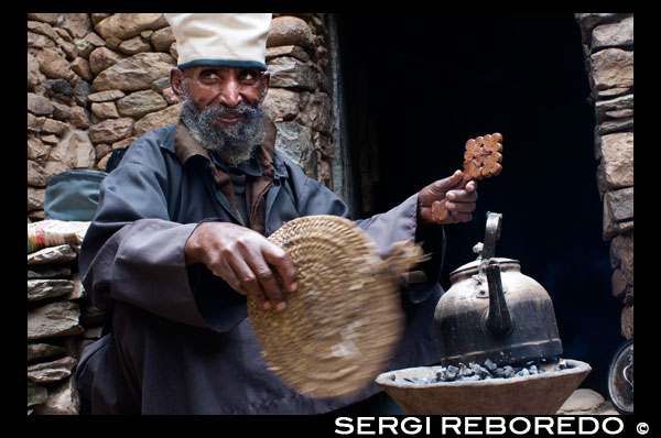 Al costat de les ruïnes de Yeha diversos cristians viuen en cases senzilles de pedra. El cafè i la religió són elements que mai han de faltar. Yeha és el temple més antic del país, la seva construcció es data entre els segles VI i VII abans de Crist. Va ser aixecat durant l'època sabaeana, anterior a la Axumita, encara que no se sap gran cosa sobre la civilització que va construir el temple. Les investigacions arqueològiques més recents han demostrat que Yeha va ser un extens assentament i en les excavacions, encara sense finalitzar, s'han trobat diferents tipus d'objectes, com fogons d'encens, armes de ferro i estris de ceràmica. El seu estat de conservació és bastant bo i el impressionant de la seva construcció és que està aixecat amb immensos blocs de pedra rectangulars que estan ancorats uns als altres sense cap ús de morter. Al segle XVI es va construir a l'interior del temple una església cristiana que a principis del segle XX va ser reemplaçada per una altra, la que ara se situa al costat del temple. Aquesta església està dedicada a monjo Abune Aftse, un dels nou sants (Els nou sants van arribar a Etiòpia sobre l'any 480 des de Roma, Constantinoble i Síria, van acabar amb el paganisme a Etiòpia, van fundar nombrosos monestirs i traduir al Ge'ez la Bíblia ). La llegenda diu que Abune Aftse va ser traslladat per un àngel a Yeha quan fugia de la persecució soferta en diferents llocs d'Etiòpia.