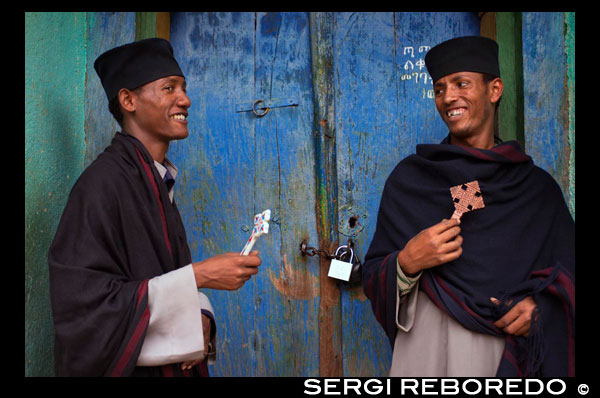 Two clerics at the gates of the monastery of Abba Garima. The Ethiopian Garima Gospels are the earliest illustrated manuscripts of Christianity. Experts placed the work in 1100 AD, but radiocarbon dating indicated that the documents were created on a date between 330 and 650 AD. The monastic tradition says that the monk Abba Garima Gospels copied in a day, after founding the Garima monastery in northern Eiopía, near Adwa. The two manuscripts are composed of 670 pages in total, 28 of which are illustrated, these include four portraits of evangelists and a drawing of the Temple of Solomon.