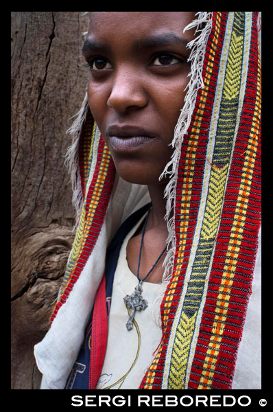 Retrato de una aldeana en Yeha. En Yeha, además de las visitas a las ruinas, también cabe la posibilidad de visitar a algunos de los ceramistas. Yeha se sitúa en la sección montañosa norteña de la región de Tigray. Aunque hoy este pago pequeño sobrevive como un pueblo de la casucha, era una vez un sitio de gran civilización del pre-Axumite. Creído para ser la primera capital de Etiopía, Yeha era primero al principio descubierto en una excavación arqueológica compleja alrededor de un patio de los 20 C. Los primeros colonos de este área, el Sabeans, eran los fundadores del reino de Axumite. El templo de Yeha, con un lado de sus paredes en la ruina, está por otra parte todavía intacto y testifica al nivel avanzado de las personas de esas veces. Hay ningún rastro de mortero que se usa para construir el templo de que el dentro de las paredes se creyó sido tenido sido pavimentado con oro.