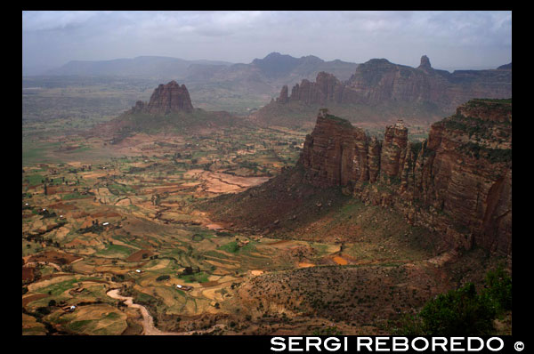 View from one of the peaks of the mountain environment of Gheralta. In this region of mountains and canyons have been more than thirty churches attractive and unique carved on rock faces or in caves, the largest concentration of the country. It is a little visited area but extremely interesting and beautiful, best exploration base is the town of Hausein. At 50 miles is the village Hausein Wukro where the church is Atsbeha Abreha, recognized as the rock-carved church most impressive provincial Tigray. The church is dedicated to the famous twin kings of Axum, and Atsbeha Abreha, who introduced Christianity in Ethiopia in the fourth century. 