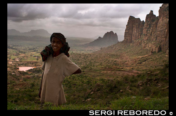 Trekking in Gheralta. To access the churches nestled in the rocks found at the top of the mountains of Gheralta need a walk with climbing sections. Some locals, like this child presented to help visitors with a tip that often reach 100 birr. At the top are hiding at least one quarter of the large stone monuments in the region. Between the eighth and fifteenth century, an army of artists, sculptors, architects and excavators created a network of churches settled in inaccessible mountains that are carved into the rock of Gheralta Amba, Amba White and the regions and Agame Tembien.