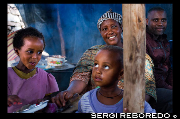 Some of the guests at a birth in the village of Hausein, lack of Gheralta mountains. The parties in these cases are usually numerous and often includes the whole people. The injera and home brew usually present. Basically you eat a dish called injera. It serves in a large plate of about 40-50 cm, usually aluminum, and where a base placed across the surface of 3mm or 5mm in thickness approximately bread-like and very, very fluffy. This base is made of fermented teff flour, put up spicy meats and vegetables, some with sauce. This "food" is eaten with the right hand, taking a little foundation and some meat. As most of the Orthodox population, Muslims or Jews do not use pork in any way. The tella is a yellowish home brew served in bars. It tastes quite strong.