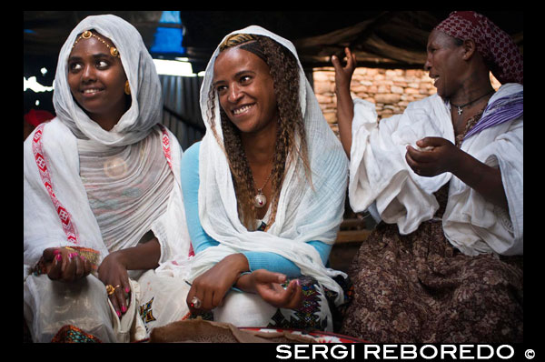 La injera es la comida típica de Etiopia y no falta en ninguna de las celebraciones, como por ejemplo en esta celebración de un nacimiento en el poblado de Hausein, en la falta de las montañas de Gheralta. Injera o Injara no es sólo una especie de pan por que es también un utensilio para comer. Este pan en su forma original es sin utilizar levadura su contextura es esponjosa, y tiene un gusto ligeramente ácido la injara se utiliza para recoger los guisos de carne, o de pollo y verduras.  La Injera es a su vez utilizada como bandeja individual donde se sirven los diferentes guisados, también de ese modo el pan va absorbiendo los jugos de la comida a medida que es consumida. Cuando este mantel comestibles se termina de comer, significa que oficialmente la comida ha terminado. Injera se hace con el tef, un cereal pequeño y redondo que florece en las tierras altas de Etiopía. El teff es muy nutritivo, y prácticamente no contiene gluten. El teff es poco adecuado para la fabricación de pan elevado, sin embargo en el injera todavía se aprovecha de las propiedades especiales de la levadura. Le da una textura aireada, burbujeante, y un sabor ligeramente ácido Nuestra receta tradicional, se puede elaborar con teff, y si no encontramos este cereal haremos otra versión con harina integral y harina blanca común, de ese modo obtendremos una solución similar. 