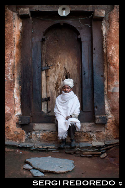 A priest at the door of the church of Abreha Atsbeha, semi carved into the rock. The magnificent church of Abreha wa Atsebha is located 15 km. owest of Wuqro. The church is one of the best and biggest churches in addition to one of the oldest in the Tigray region, dedicated to the famous kings of Axum and brothers and Atsebha Abreha. The church is located in a red rock with a view of the valley and its facade painted white with two blue doors at the height under the arches. The church is decorated with paintings depicting biblical scenes century. It also has several valuable treasures, the most important is the cross of prayer, church officials said, belonged to the first bishop of Ethiopia, whose name was Abba Salama Church (Father of Peace).