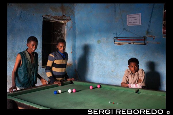 Los billares son algo habituales en casi todos lo pueblos etíopes por pequeños que sean. En ese caso se trata de uno de los billares del poblado de Hausein, en la falta de las montañas de Gheralta.