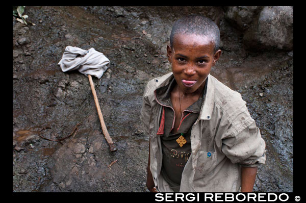 En el camino entre Wukro y Mekele varias personas recogen agua y aprovechan para bañarse en un pequeño riachuelo a pie de carretera. Mekele es uno de los principales centros económicos y universitarios del país. Constituye, además, el principal productor de cemento de Etiopía. En sus márgenes, recientemente, se habilitó el Aeropuerto Internacional Alula Aba, el cual cuenta con una pista de despegue de 3604 metros de longitud. Existen dos grandes hitos urbanos que caracterizan a la ciudad, por un lado, el monumento al FPLT (Frente Popular de Liberación de Tigray) en conmemoración de la lucha contra el régimen comunista etíope, visible desde la mayor parte de la ciudad. Por otro lado, está el palacio de Yohannes IV, en la margen norte de la ciudad. Fue construido para el emperador, por el arquitecto italiano Giacomo Naretti, en 1884.3 El complejo sigue en pie y actualmente alberga un museo, que exhibe el trono real del emperador, su dormitorio, vestidos ceremoniales, armas y una serie de otras colecciones históricas.