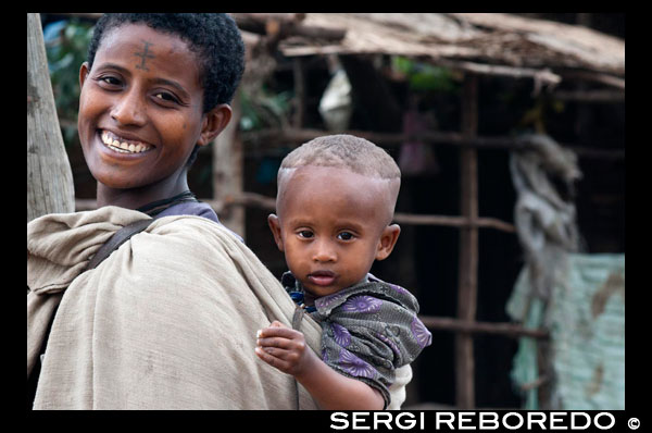 Les mares etíops impliquen tot el dia als seus nens en aquesta mena de portabebès. De vegades les coses més senzilles resulten ser les més sofisticades. Així penso després de veure com les dones mursi porten els seus nadons. Aquestes africanes, com moltes altres dones del món, porten els seus fills constantment en braços, lligats al seu cos amb una tela a manera de portabebé. D'aquesta manera els nadons formen part de la vida diària de les seves mares, a totes i cadascuna de les activitats quotidianes. Com podeu observar a les fotos, no només són portats a la tela que fa de portabebès, sinó que també aprofiten per alimentar-los amb el pit, cada vegada que el nadó ho necessita. Així des de petits els nadons se senten integrats en tots els àmbits: des de la preparació del menjar, fins a la preparació de tots els esdeveniments festius. També crida poderosament l'atenció la vanitat dels mursi (tant homes com dones). És una vanitat tan extrema que alguns dissenyadors s'han inspirat ensus adorns per a les seves col · leccions, però bé això és una altra història.
