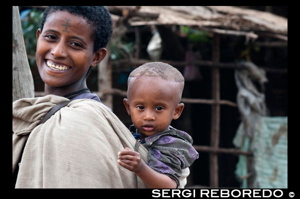 Ethiopian mothers all day carry their children in this type of carrier. Sometimes the simplest things prove to be the most sophisticated. So I think after watching Mursi women carry their babies. These African, like many other women in the world, taking their children constantly in arms, tied to his body with a cloth as a sling. In this way the babies are part of the daily life of their mothers, in each and every day activities. As you can see in the pictures, not only brought in the fabric that makes carrier, but also take the opportunity to feed them with the breast whenever the baby needs it. So from small babies feel integrated in all areas: from preparing food, to preparing festive events. It also calls attention to the Mursi vanity (both men and women). It is a vanity so extreme that some designers have been inspired ornaments intheir their collections, but hey that's another story. 