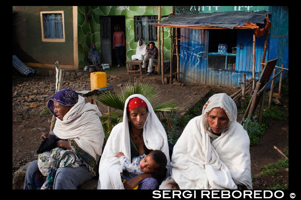 En la aldea de Gashena, cercana a Lalibela se puede hacer un alto en el camino para repostar y comer alguna cosa. Las personas suelen hacer vida en la calle, chalar y relacionarse de la misma manera que se hacía en nuestro país hace un siglo. Lalibela es un milagro. Un pueblo perdido en las tierras altas al norte de Etiopía alberga uno de los conjuntos arquitectónicos más cautivadores del mundo: una docena de iglesias talladas en roca viva en bloques únicos bajo el nivel del terreno. Pero lo asombroso no es eso, a pesar de que cuesta imaginarse a los artistas del antiguo imperio de Aksum, allá por el siglo VII, cincelando toneladas de piedra volcánica hasta lograr que brotaran monolíticas catedrales en profundas zanjas. Lo verdaderamente milagroso es que Lalibela ha permanecido incomunicada hasta hace una década. Lo fascinante es que sus templos siguen en activo como el primer día, acogiendo inmutables los ritos, plegarias y salmodias tal y como se desarrollaban en la época de Lalibela que, aclarémoslo, no es un lepidóptero ni una hierba aromática sino el nombre de un rey que se llevó injustamente la gloria, ya que el complejo estaba prácticamente terminado cuando subió al poder en el siglo XII.