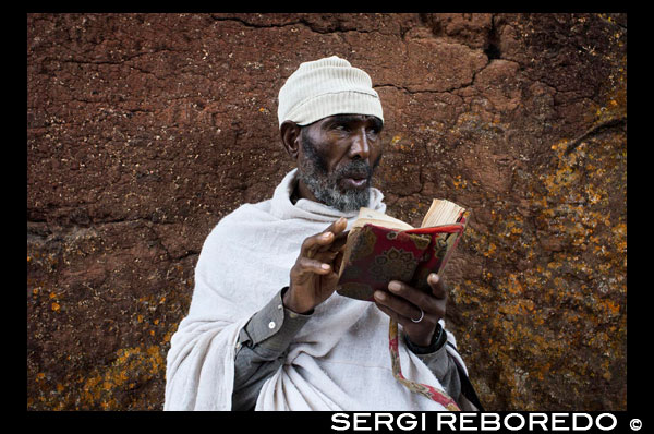 En el interior de las iglesias de Lalibela es fácil encontrar a la gente sentada en el suelo rezando. Todo aquí respira a fe. A una fe dura como la misma piedra. Lo más característico de este lugar son las iglesias rupestres excavadas en la roca de roja arenisca del triásico, de grano fino, y que forman parte del Patrimonio Mundial desde 1978. Se trata de una increíble trama de iglesias y capillas comunicadas entre sí por medio de una compleja serie de pasadizos y galerías. Cada iglesia está excavada a diferente nivel y con canalizaciones, al objeto que en época de lluvias el agua corra y no provoque inundaciones. Disponen de aljibes y de elementos defensivos. Les llaman casas (bet o bieta en lengua vernácula) a estos oratorios que responden a dos tipos de estructuras: unos son de planta rectangular con tres naves, una central y dos laterales, y otros son de planta en cruz griega. Las puertas y ventanas, anogostas y talladas en la misma piedra, presentan bonitos arabescos. El interior estaba policromado con pinturas de estilo bizantino, algunas de ellas aún se aprecian borrosamente.