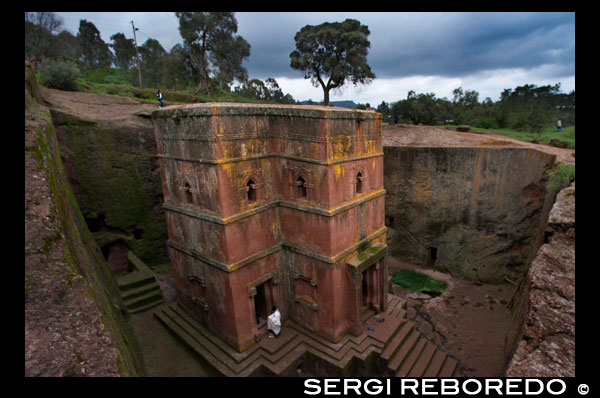 Lalibela. Església de Sant Jordi. L'Església de Sant Jordi és la millor conservada del conjunt de temples ortodoxos llaurats en pedra de Lalibela, a Etiòpia. Aquest jaciment rupestre, que enfonsa els seus orígens en l'època medieval, va ser construït com una representació de Terra Santa per la Dinastia Zagüe. En l'actualitat, els temples de Lalibela continuen amb la seva activitat religiosa i reben visites de pelegrins que es confonen amb turistes curiosos per descobrir l'entramat de passadissos entre pedres que uneixen entre ells.