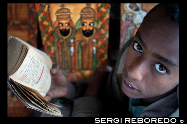 Un niño reza en una de las iglesias de Lalibela. En el siglo XII, el príncipe Lalibela hizo construir al norte del actual territorio etíope una docena de iglesias excavadas en piedra. Todas ellas, comunicadas por pasadizos subterráneos que horadan las rocas volcánicas de la reseca y aisladísima población que hoy lleva el nombre del monarca, se erigen como un milagro inesperado y fabuloso del cristianismo en esta ignota esquina del continente africano. Efectivamente, las brumosas montañas del centro de Etiopía esconden un gran secreto. Sus pueblos, a casi 3000 metros de altura, resultan poco accesibles en temporada de lluvias y resecos el resto del año. Ello, claro, ha contribuido a su aislamiento durante siglos. Por eso cuesta de creer lo que ven nuestros ojos cuando el suelo se hunde de pronto, cincelado por manos hábiles, y aparecen las líneas de un templo en forma de cruz.