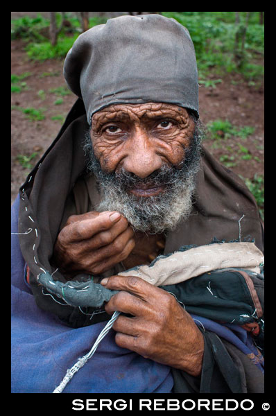 A beggar asks for money at the door of one of the churches of Lalibela. The churches of Lalibela were carved into the rock on the 1200s depicting the Holy Land as a response to the capture of Jerusalem by Muslims. Four of the churches are exempt, the others are attached to the bedrock, either a wall or the ceiling. The latter are also amazing, in all, the show is wonderful architecture, a work of ants, namely the 40,000 workers who were responsible for emptying the thousands of cubic meters to expose the churches. Although there are those who believe that such work, by its size and beauty, could only have been created by angels. The churches of Lalibela are divided into two main groups, separated by the channel Yordanos, representing the Jordan River, but linked by tunnels, passages and trenches. The site was designed to correspond to its topography a symbolic representation of the Holy Land. Just cross the threshold of any of the temples, tour the rock-cut passages that connect each other, admire the beauty of their Bibles, liturgical chants hear the rhythmic back in time to be the day that is the year. The floors are still covered with straw mats and rough. Furniture is sparse. The light, dim. And the priests emerge from the shadows to give his blessing to the newcomer with a large cross in his hand bearing. We are in the most unknown and ignored Africa. We are in Lalibela, the "black Jerusalem." Of all the Churches, the masterpiece, the icon of Ethiopia, is the wonderful Bet Giyorgis (Church of St. George), who is said to have been built after the visit to the Holy Lalibela made riding his white steed. Bet Giyorgis stands apart from other churches, carved into a rocky slope from which you can see perfectly his stony origin. It comes down to it by a passage carved into the rock, which crosses two portals to eventually lead to the patio that surrounds the church. As throughout Ethiopia, the monks greet visitors with "salam" (Arabic: peace) and immediately open the doors of the church so that they can admire its treasures: gold crosses beautiful solid forms, old paintings of saints Orthodox and some rock-cut sculptures, part of the columns or walls.