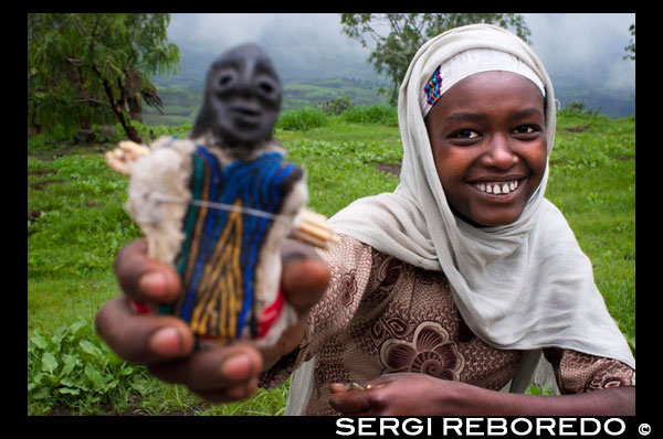 Una niña vende artesanía en la entrada del monasterio de Nakuto Lab. En Lalibela, visite el segundo grupo y tambien una pequeña iglesia cavada en la montaña, el monasterio Nakuto Lab, que esta a unos 6 km del pueblo y que creo es el lugar mas hermoso y pacifico en el que he estado. Si tienen dinero por favor vayan;  los guias cobran unos 40 dolares para llevarlos en auto y la entrada a la iglesia es de 100 birr. Pueden ir caminando si quieren, pero la ruta es cuesta arriba y recuerden que despues todavia tienen que regresar al pueblo… Una de las razones por las que fui, es que una turista alemana que tambien viajaba sola me invito a ir con ella, sino quizas nunca la hubiera descubierto. Tambien hay otra iglesia mas lejos de Lalibela a la que no mucha gente va pero que probablemente merezca una visita, Yemrehanna Krestos.  