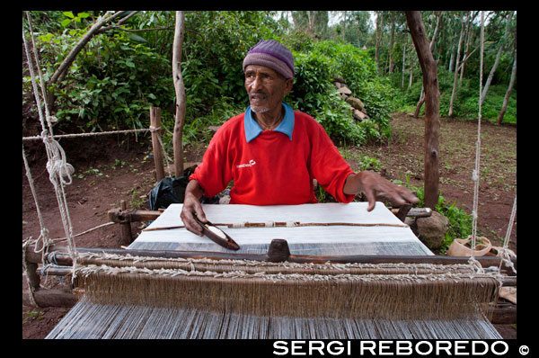 A carpet weaver develop typical Ethiopian town of Lalibela. It is difficult to find an Ethiopian pilgrimage to Lalibela has not, or at least, that does not reflect on his face mixed feelings of joy, pride and devotion when someone mentions the name of the most sacred place in Ethiopia. It is also difficult to find somewhere else to the depth of faith is so evident as in this ancient capital, where are some of the most extraordinary churches that the world has known. I refer to the numerous temples carved into the rock, which, taken together, are now part of the great World Heritage Site. One of the things that most impresses the traveler arriving first modern Ethiopia is the religious devotion that permeates-like water, almost unnoticed-whole social fabric. Do not forget that this country was the world's first Christian state after Armenia, and unswervingly follows the Orthodox rite since the fourth century. Although it was not until the twelfth century, when the emperor of ancient Roha, Lalibela, a fervent Christian who, according to legend, God himself appeared on several occasions, to undertake this massive project, to be completed in only twelve .