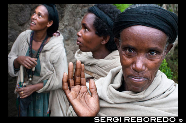 Varias mujeres acuden a rezar al monasterio de Nakuto Lab. Sobrino del rey Lalibela, Na'akueto La'ab (escribe igualmente Nakuto Lab) reinó en Etiopía al principio del XIIIe siglo y fue lo uno de los últimos soberanos de la dynastie Zagoué. La leyenda cuenta que rezaba alargado sobre espadas. Como el rey Lalibela, hizo construir una iglesia troglodyte, la iglesia de Nakuto Lab, ubicada a 4  km de la ciudad de Lalibela en un sitio espectacular, anidada en un acantilado. La hacienda de la iglesia resguarda todavía hoy de los manuscritos remarquablement enluminés, de los iconos y de guapas cruces en dinero de la época.