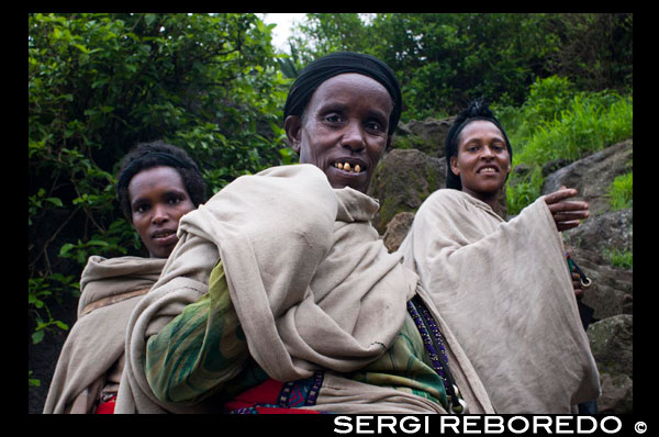 Algunas mujeres rezan en el monasterio de Nakuto Lab, en las afueras de Lalibela. Las misteriosas iglesias subterráneas, unos monumentos monolíticos extraídos de la piedra en Lalibela, han sido utilizadas ininterrumpidamente por los sacerdotes ortodoxos desde los siglos XII y XII, cuando esta lejana ciudad de montaña era todavía la capital de la importante dinastía Zagwe. El propósito de cada iglesia ha eludido la labor de los historiadores modernos: cada edificio es único en su tamaño, forma y ejecución, están esculpidos con precisión sobre la piedra (algunos dicen que por miles de trabajadores) y algunos de ellos fastuosamente decorados. Cuenta la leyenda que por lo menos una de las iglesias fue construida por ángeles en un solo día; otra leyenda cuenta que las iglesias nacieron de un sueño del rey Zagwe. Las once iglesias fueron excavadas bajo la superficie de la tierra, llegando en algunos casos a alcanzar los 10 metros de altura. Están rodeadas por patios y zanjas que las conectan entre sí, constituyendo un entresijo de túneles y pasadizos entre un edificio y el próximo. Las iglesias son tesoros en Etiopía como las grandes pirámides lo son en Egipto. La ciudad de Lalibela, emplazada entre escarpados barrancos de más de 2.500 metros, es una verdadera delicia.