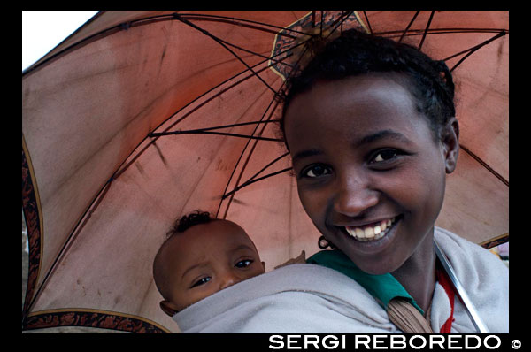 Una mujer portea a su hijo en el mercado de Lalibela. Lalibela no tiene muchos otras atracciones además de las iglesias. Aunque se debería dar una visita al mercado local, bueno para las compras y recuerdos del lugar, antes de irse. También se puede visitar el parque de burros, que tiene lindas vistas de la ciudad. Si se quiere explorar la zona más profundamente, se puede hacer trekking alrededor de Lalibela, en la hermosa región montañosa rodeada de interesante fauna etíope.