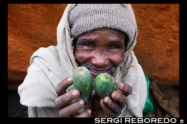 Un hombre vende higos chumbos en el mercado de Lalibela. Al  norte de Etiopía nos encontramos con la antigua Roha y la actual Lalibela. Esta ciudad santa llama la atención por sus iglesias talladas en piedra que fueron construidas en el siglo XI bajo en dominio de la dinastía Zegüe. Fue el rey Gebra Maskal Lalibela quien llego hasta este paraje yermo pero repleto de roca basáltica rojiza en la que excavar. Las iglesias de Libela están divididas en dos grupos totalmente diferenciadas gracias al río Jordán que las separa, pero estas iglesias están comunicadas entre sí por pasadizos y túneles que los peregrinos utilizan durante su visita. La Iglesia de Biet Giyorgis es la mejor conservada y es la única que se encuentra separada de las demás.