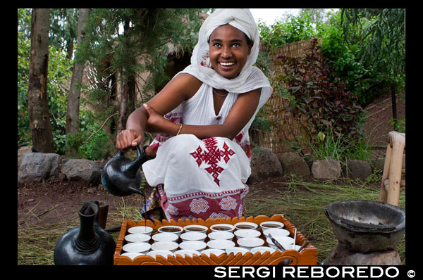 Lalibela. Cerimònia del cafè. Un dels majors plaers d'Etiòpia és la seva cafè. La cerimònia és tot un ritu com la del te a Japó. La cerimònia és complicada i el que puc explicar és que es comença torrant els grans del cafè, després es molen en un morter de fusta i després es posa a l'aigua calenta i ja està fet el cafè. A la taula es posa l'encens, sucre, les tasses i el cafè i no us podeu ni imaginar el ric que està, res a veure amb el que tenim en les cafeteries d'Europa per molt expresso que sigui.