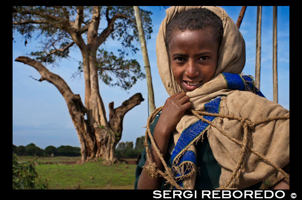 Portrait of a teenager near the airport in Bahir Dar. From Bahir Dar port can be accessed by boat to several historic churches and monasteries located on the lake, in its various islands. Most of them dating from the XVII century and is characterized by polychromatic richness of its walls, some of these churches have museums illuminated manuscripts, crowns and royal robes and ecclesiastical. Even today, some of these islands monasteries are forbidden to women, but others can be visited by both sexes. Furthermore, since the city depart tourist services to Niagara Blue Nile (Abay River), located about 30 km south of the city, and constitute one of the most popular tourist destinations in the country.