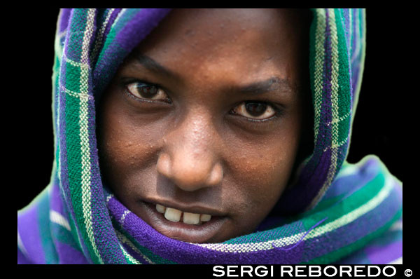 Portrait of an Ethiopian in the path between Bahir Dar and Blue Nile Falls. Bahir Dar offers a small daily market and weekly one larger. How much further with some hotels built around the lake, and various music clubs. In turn, is home to Bahir Dar University, founded in 2000 on the basis of former Bahir Dar Polytechnic Institute, founded in 1963. Currently Bahir Dar University has four faculties: Education, Engineering, Economics and Business and Law. The city is equipped with an airport with paved runways, identified by ICAO code and IATA HABD BJR. Ethiopian airlines operate scheduled flights between Bahir Dar and the capital as well as with Gondar to the northwest. The city is also connected through roads and bus routes to Addis Ababa and Gondar.