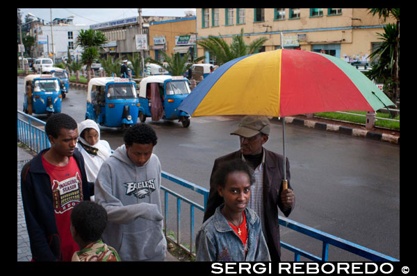 The town of Gondar is situated 400 km north Addis Ababa, and was the capital of Ethiopia between 1632 and 1855. Great center of culture and learning, the city has retained many vestiges of its imperial past. Discover Fasilidas baths in which believers are baptized, Selassie church and its frescoes and the ruins of castles and palaces of breathtaking beauty, the result of crossbreeding European architectural and native