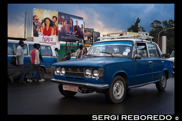 An old Fiat walking the streets of Addis Ababa (Addis Ababa). The largest city in Ethiopia with a population of 3,384,569 inhabitants, according to the census of 2008.2 It is also the capital of the African Union and its predecessor, the Organization of African Unity Designated Africana.3 city and state while according to Ethiopian territorial organization in Addis Ababa is home to more than 80 nationalities and languages??, besides Christians, Muslims and Jews. In it lies the University of Addis Ababa. Addis Ababa is located at an altitude of 2300 meters and is a prairie grassland. It is located at the foot of Mount Entoto. From its lowest point, around Bole International Airport, to 2,326 meters above sea level in the southern periphery, the city rises to over 3,000 meters in the Entoto Mountains to the north.