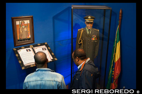 El Museo Nacional de Etiopia. Representación en cera de los últimos dirigentes del país. El Museo Nacional es el hogar de Lucy (Dinqnesh), probablemente el esqueleto más famoso de un homínido del mundo. Hallado en 1974 en Hadar en las riberas del Awash , se le denominó Australopithecus Afariensis, tiene con más de tres millones de años, el homínido más antiguo encontrado hasta la fecha. El museo también posee una interesante colección de arqueología y de artefactos de la historia de Etiopía, así como objetos de arte y cultura.