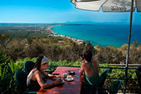 Formentera. Pareja en Es Mirador bar y restaurante Ibiza y Es Vedra roca en la puesta de sol FORMENTERA Islas Baleares ESPAÑA