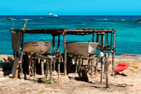 Formentera. Playa Els Pujols en Formentera con el barco de pesca tradicional en el día de verano. Llaüt.