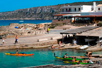 Formentera. Kayak en la playa de Es Caló de Sant Agustí, Isla Formentera, el mar Mediterráneo, Islas Baleares, España. Can Rafalet restaurante. Es Caló de Sant Agustí con el barco en la isla de Formentera turquesa mediterráneo.