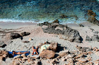 Formentera. Pareja desnuda en Es Caló des Mort, playa de Migjorn, Formentera, Islas Balears, España. Turistas, turistas, Es Caló des Mort, playa, Formentera, Pitiusas, Islas Baleares, España, Europa.