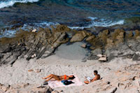 Formentera. Lea y relajarse en la playa de Es Caló des Mort, playa de Migjorn, Formentera, Islas Balears, España. Turistas, turistas, Es Caló des Mort, playa, Formentera, Pitiusas, Islas Baleares, España, Europa.