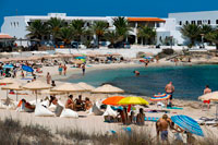 Formentera. Es Pujols, playa, vista panorámica, sombrilla, tumbona, el turismo, las vacaciones. España, Islas Baleares, al sur de la isla de Ibiza, la isla de Formentera, la playa de Es Pujols.