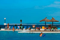 Formentera. Piscina de Insotel Club Maryland, playa de Migjorn, Formentera, Islas Balears, España. Turistas, turistas, Platja de Migjorn, piscina simming, Formentera, Pitiusas, Islas Baleares, España, Europa.