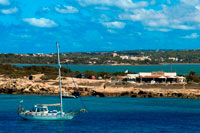 Formentera. Sa Sequi Restaurante, Playa Cala Savina, Formentera, Islas Balears, España. Comida mediterranea. Un yate de vela.