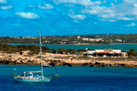 Formentera. Sa Sequi Restaurant, Platja Cala Savina, Formentera, Illes Balears, Espanya. Dinar mediterrània. Un iot de vela.